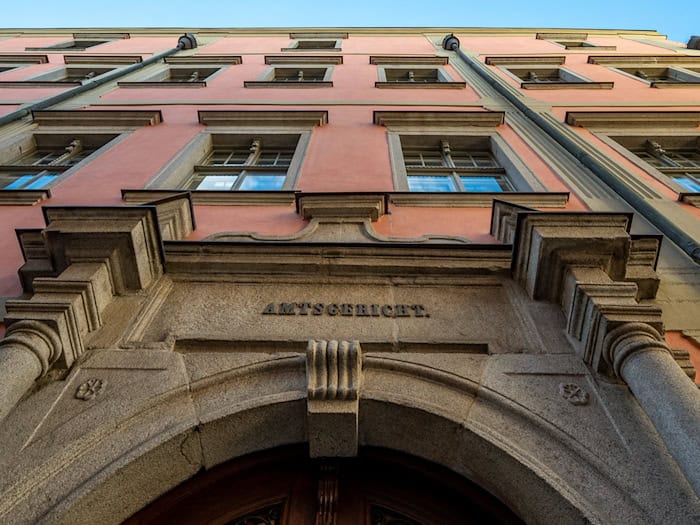 Nach dem Hafttermin lief der 22-Jährige auf dem Weg zum Polizeiwagen davon. (Archivbild) / Foto: Armin Weigel/dpa