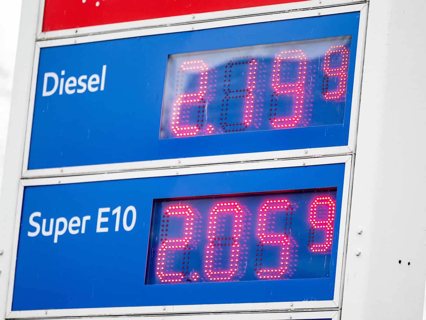 Der Liter Diesel kostet derzeit an der Tankstelle über 2 Euro. (Symbolbild) / Foto: Fabian Sommer/dpa