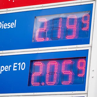 Der Liter Diesel kostet derzeit an der Tankstelle über 2 Euro. (Symbolbild) / Foto: Fabian Sommer/dpa