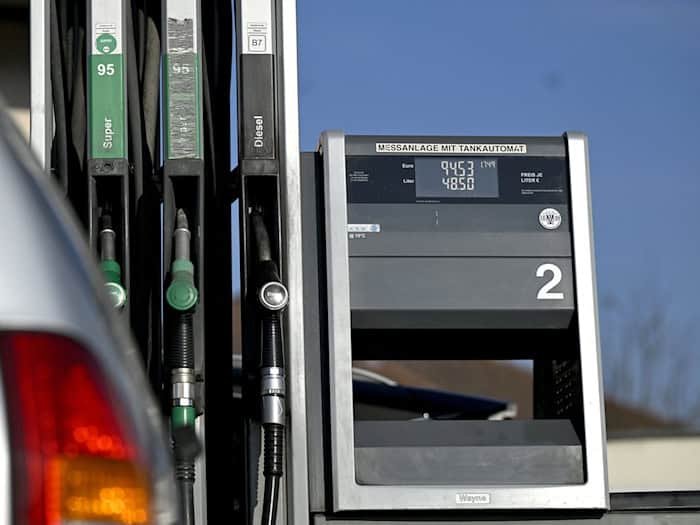 Die Tankstellen in Österreich dürfen die Spritpreise nur noch dreimal die Woche erhöhen / Foto: Harald Schneider/APA/dpa