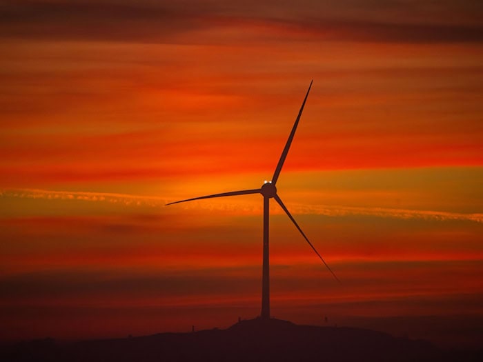 Die Staatsregierung forciert mittlerweile den Ausbau der Windenergie, doch der bayerischen Wirtschaft geht es nach wie vor nicht schnell genug. (Symbolbild) / Foto: Peter Kneffel/dpa