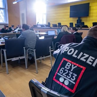 Im Prozess um die gewaltsame Flucht von vier Straftätern aus dem Bezirkskrankenhaus Straubing steht das Urteil an. (Archivbild) / Foto: Armin Weigel/dpa