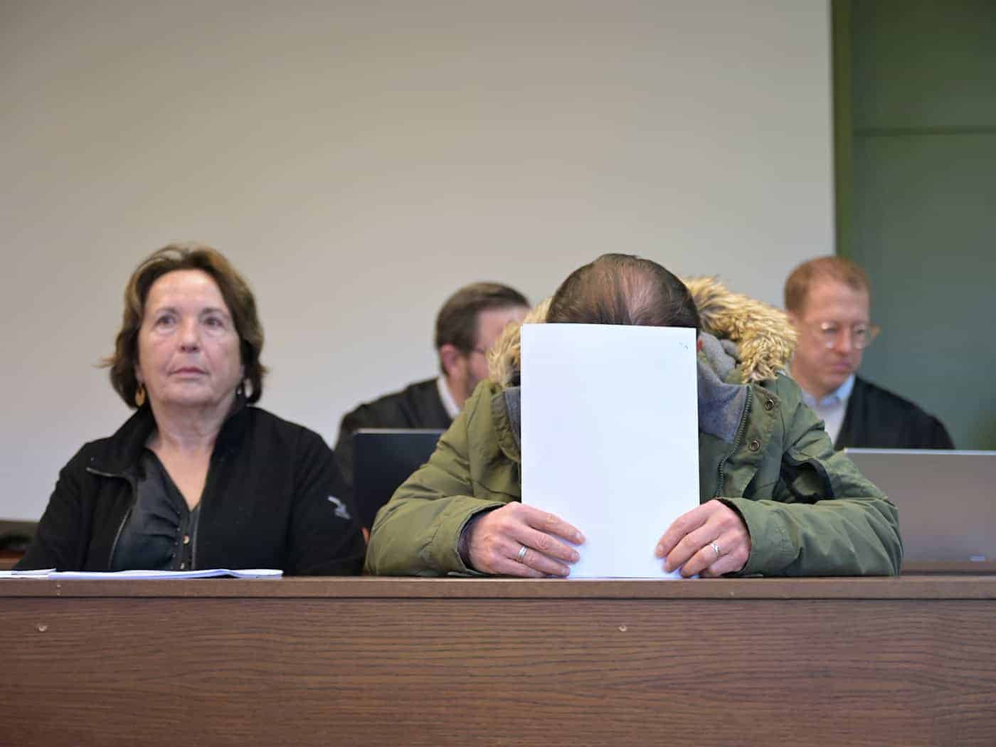 Vor dem Landgericht München ist ein 60-Jähriger (r.) unter anderem wegen schweren Bandendiebstahls von teuren Uhren und Gold angeklagt. / Foto: Malin Wunderlich/dpa