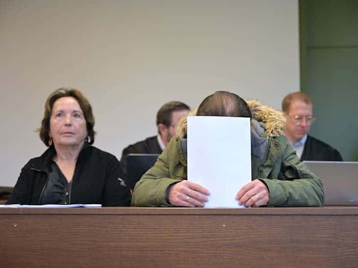 Vor dem Landgericht München ist ein 60-Jähriger (r.) unter anderem wegen schweren Bandendiebstahls von teuren Uhren und Gold angeklagt. / Foto: Malin Wunderlich/dpa