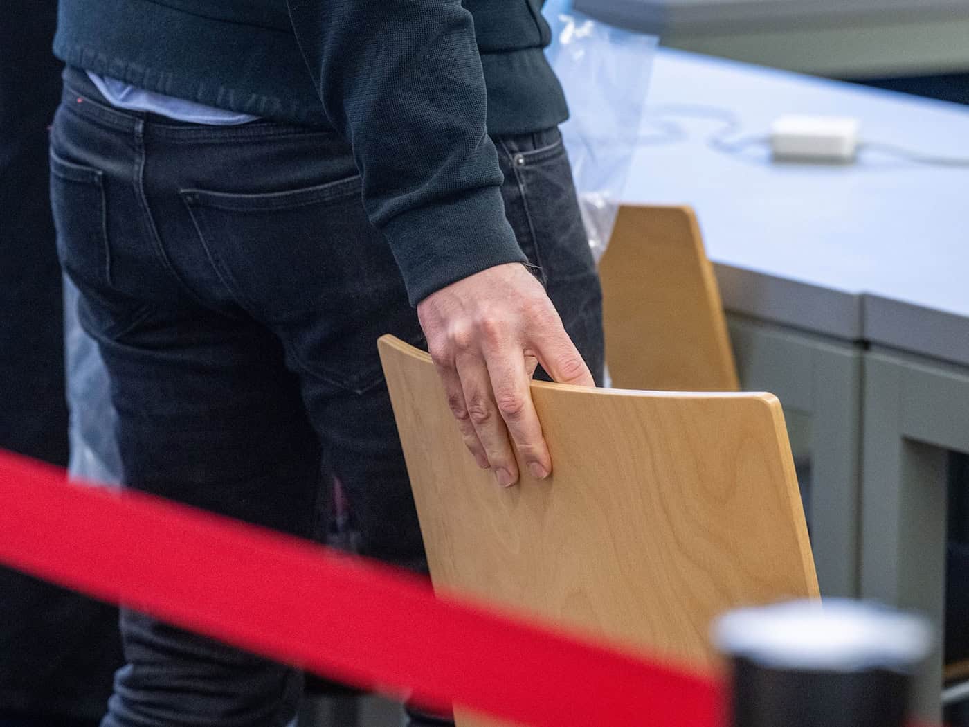 Der Prozess um eine vergiftete Champagner-Flasche in Weiden dauert länger als bisher vorgesehen. (Archivbild) / Foto: Armin Weigel/dpa