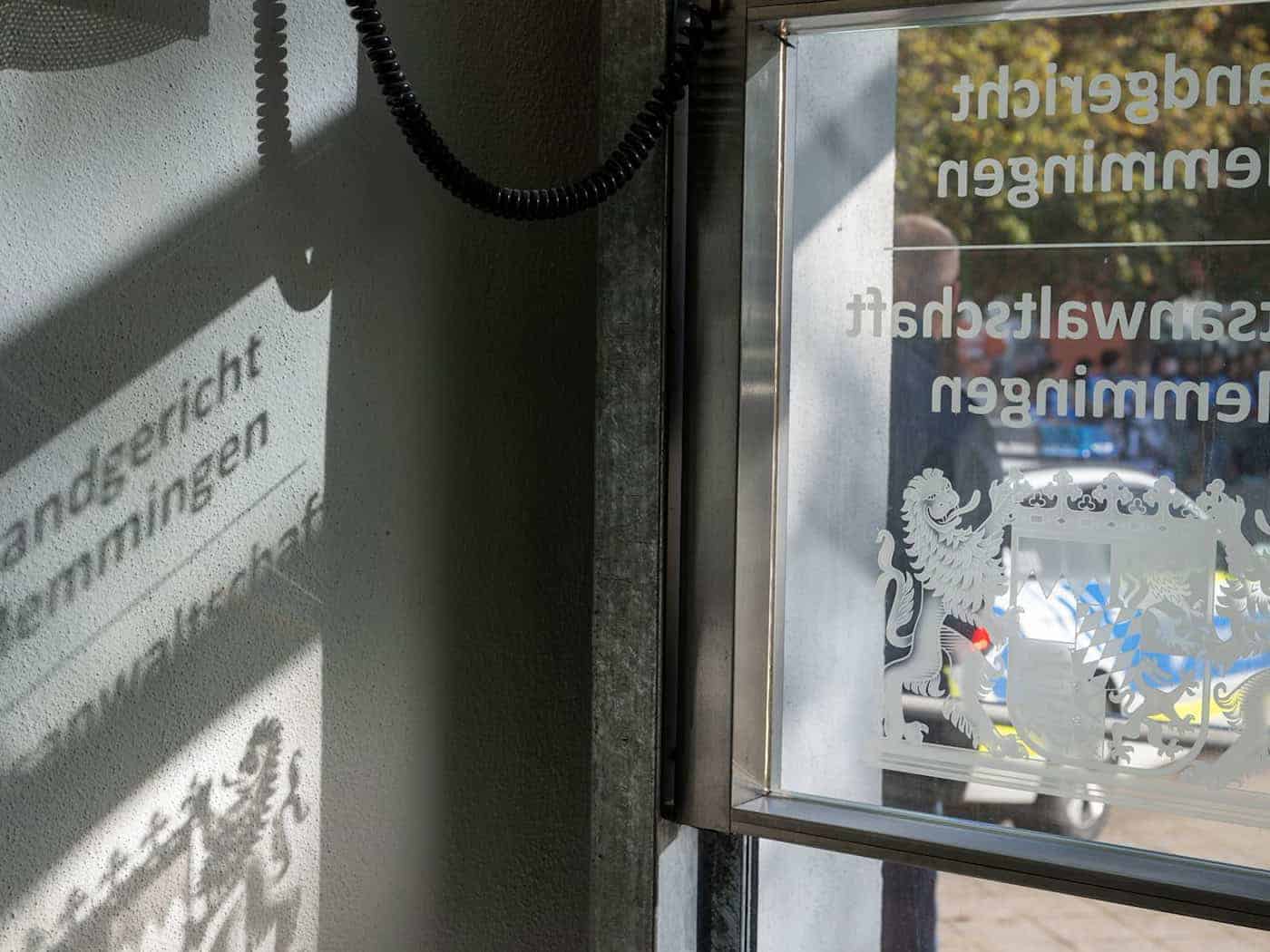 In Günzburg soll ein Mann seine Großmutter und deren Ehemann mit einem Hammer getötet haben. Er muss sich nun vor dem Landgericht Memmingen verantworten. (Archivfoto) / Foto: Stefan Puchner/dpa