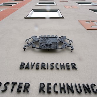 Der Jahresbericht des ORH kommt zum Schluss, dass es in Bayern zu viele Förderprogramme gibt, im Jahresbericht kritisiert er aber auch, dass seit Jahren einen massiven Aufwuchs bei staatlichen Stellen gibt. (Illustration) / Foto: picture alliance / Peter Kneffel/dpa