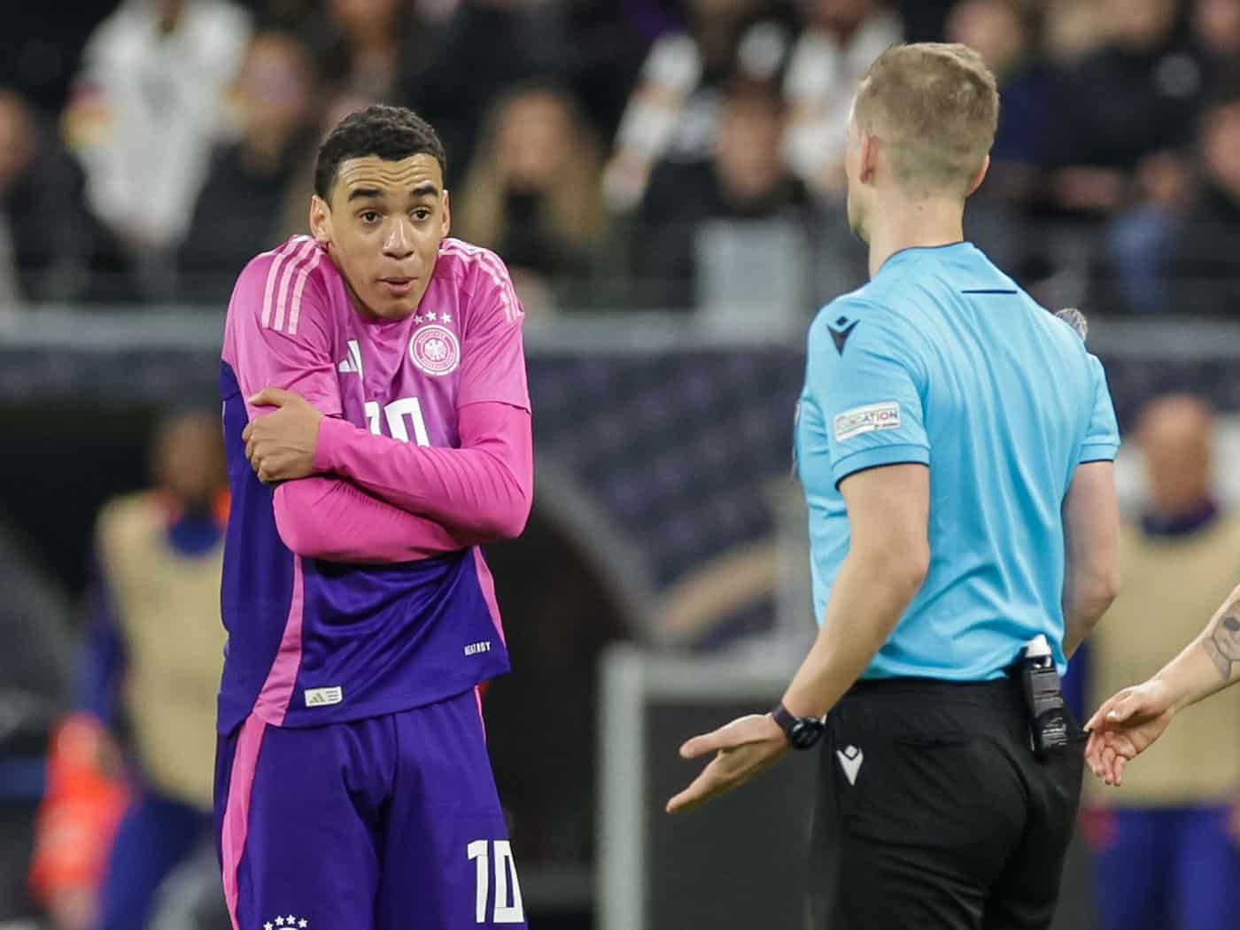 Kennen sich aus einem Länderspiel: Bayern-Star Musiala und Schiedsrichter Eskas. (Archivbild) / Foto: Christian Charisius/dpa