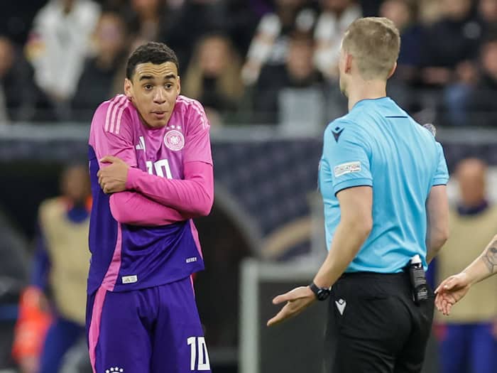 Kennen sich aus einem Länderspiel: Bayern-Star Musiala und Schiedsrichter Eskas. (Archivbild) / Foto: Christian Charisius/dpa