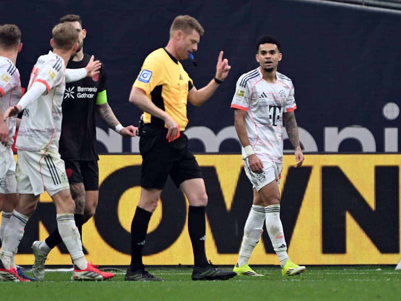 Entscheidungen von Schiedsrichter Christian Dingert sorgten für heftige Diskussionen. / Foto: Federico Gambarini/dpa