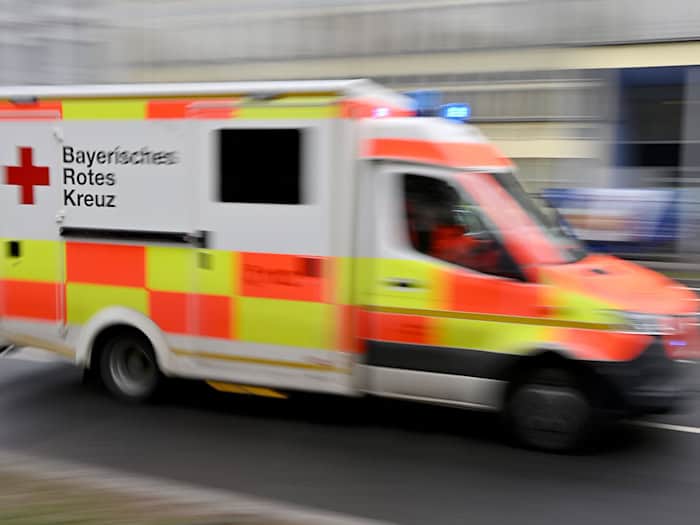 Nach der Notbremsung eines Kleinbusses nahe Münchberg musste eine 65-Jährige schwer verletzt ins Krankenhaus gebracht werden. (Symbolbild) / Foto: Peter Kneffel/dpa