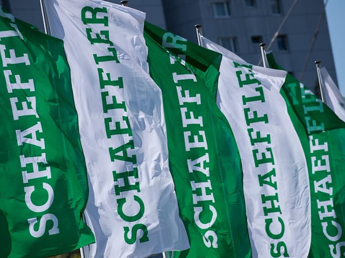 Der Zulieferer Schaeffler ist bei seinen Umsatzzielen vorsichtig und will sich von der Automobilindustrie unabhängiger machen (Archivbild).  / Foto: Daniel Karmann/dpa