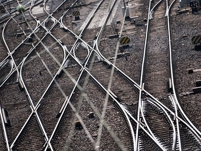 In der Oberpfalz fuhr ein Regionalexpress über die Gegenstände auf den Gleisen. (Symbolbild) / Foto: Sven Hoppe/dpa