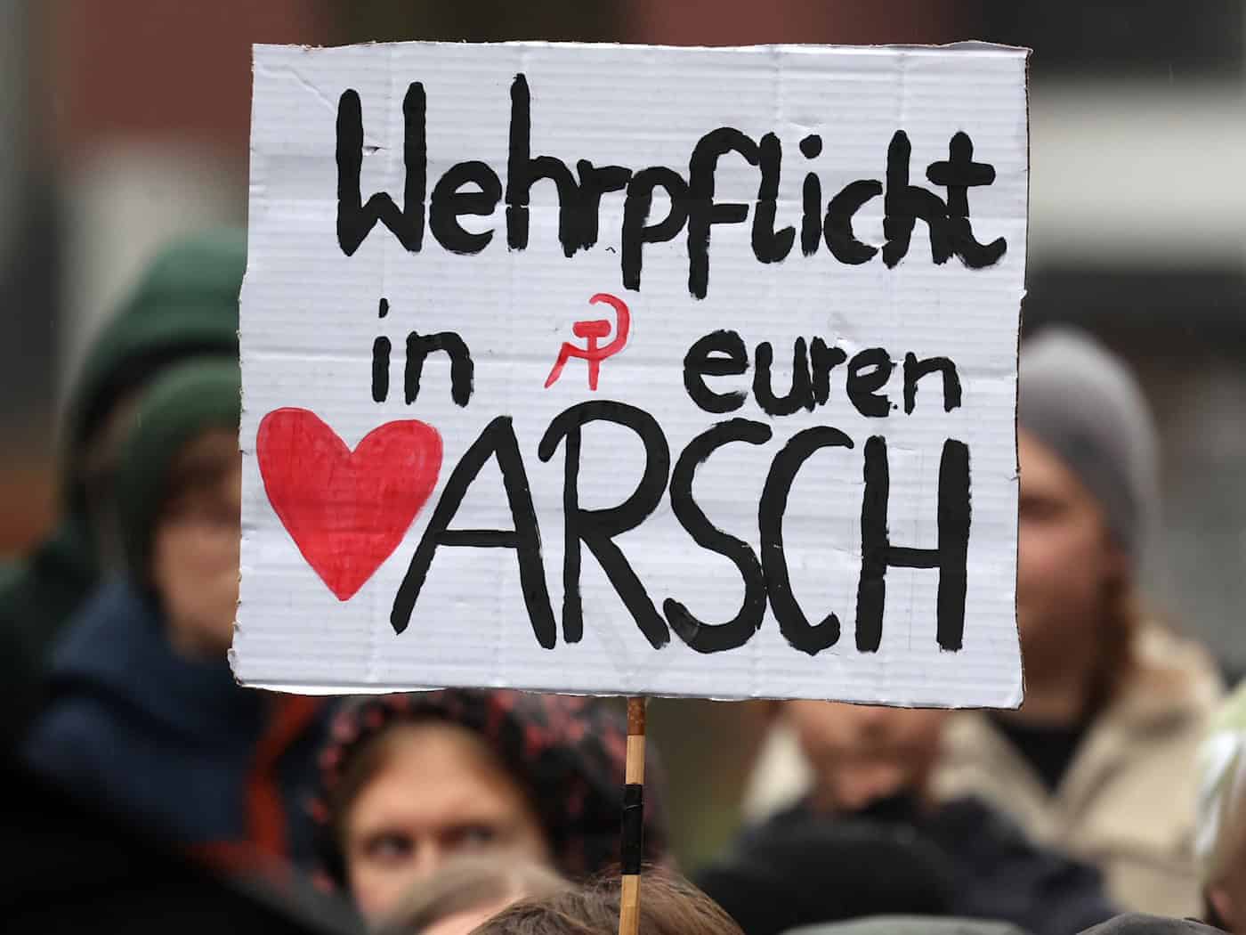Bundesweit wollen junge Menschen gegen die Wehrpflicht auf die Straße gehen. (Archivbild) / Foto: Bernd Wüstneck/dpa