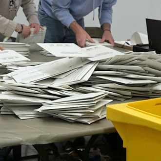 Ein Kopf-an-Kopf-Rennen gibt es zwischen Schwarz und Grün im Landkreis Landsberg am Lech. (Symboldbild)  / Foto: Malin Wunderlich/dpa