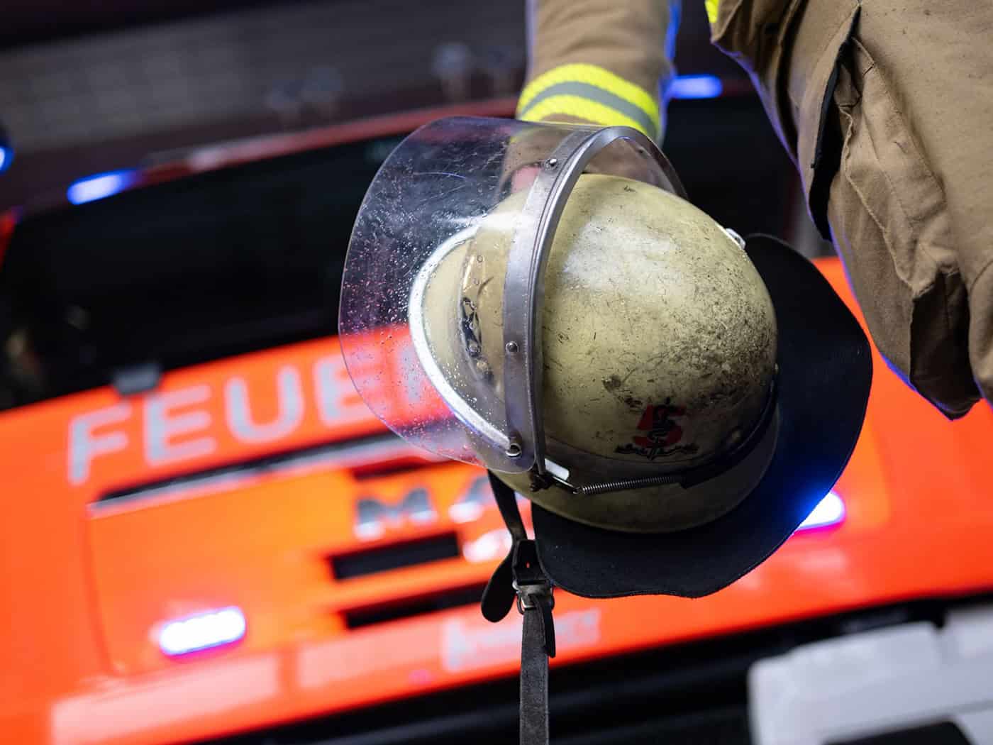 Die Feuerwehr löscht das Feuer im Dachstuhl eines Wohnhauses. (Symbolbild) / Foto: Marijan Murat/dpa