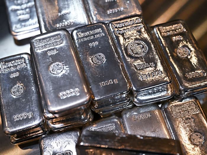 An einen unbekannten Abholer übergab der Senior 50 Kilogramm Silber. (Symbolbild) / Foto: Sven Hoppe/dpa