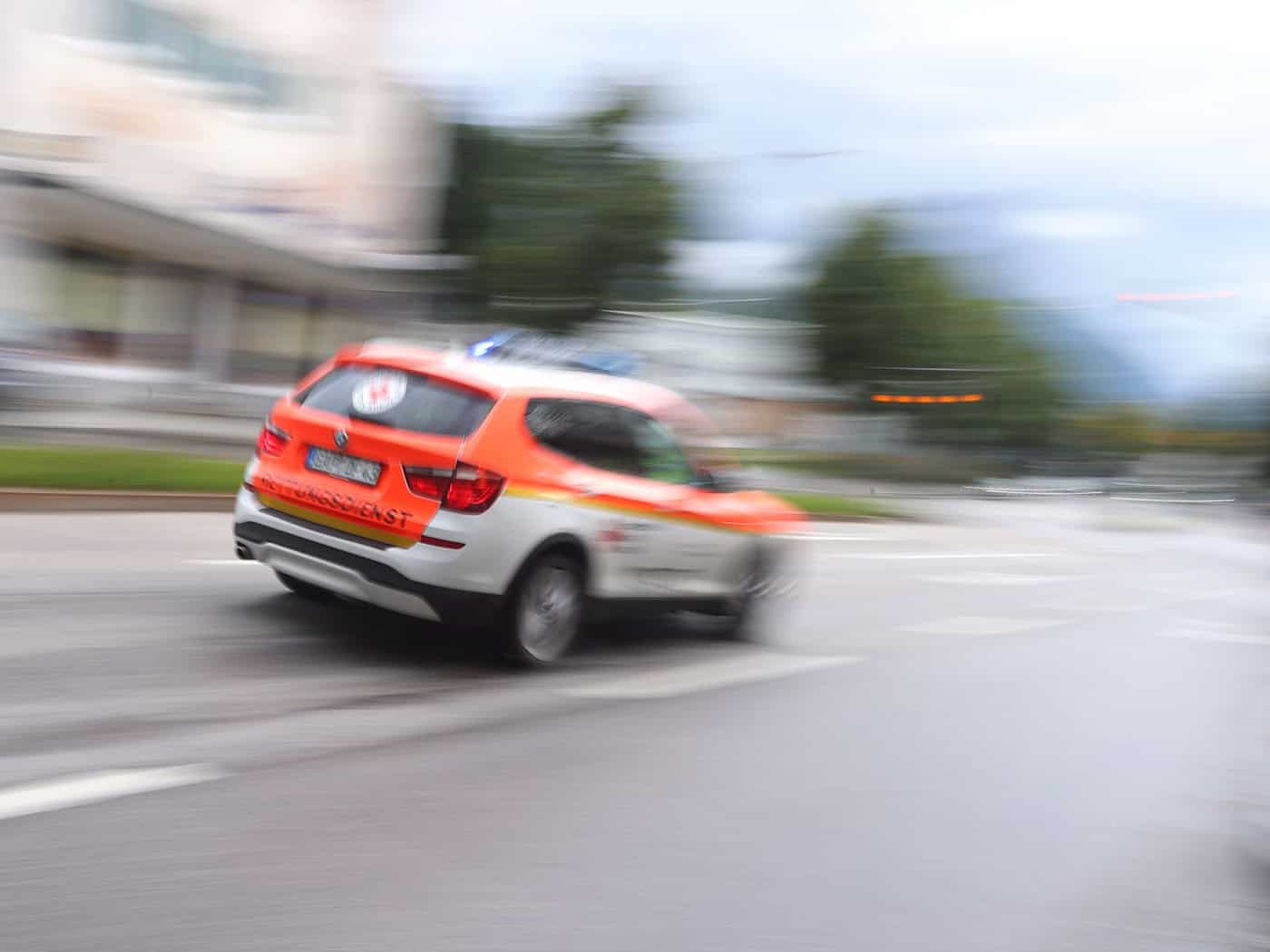Der Rettungsdienst brachte die schwer verletzte Seniorin in ein Krankenhaus. (Symbolbild) / Foto: Karl-Josef Hildenbrand/dpa