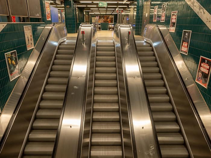 Die Seniorin verlor das Gleichgewicht und stürzte. (Symbolbild) / Foto: Peter Kneffel/dpa