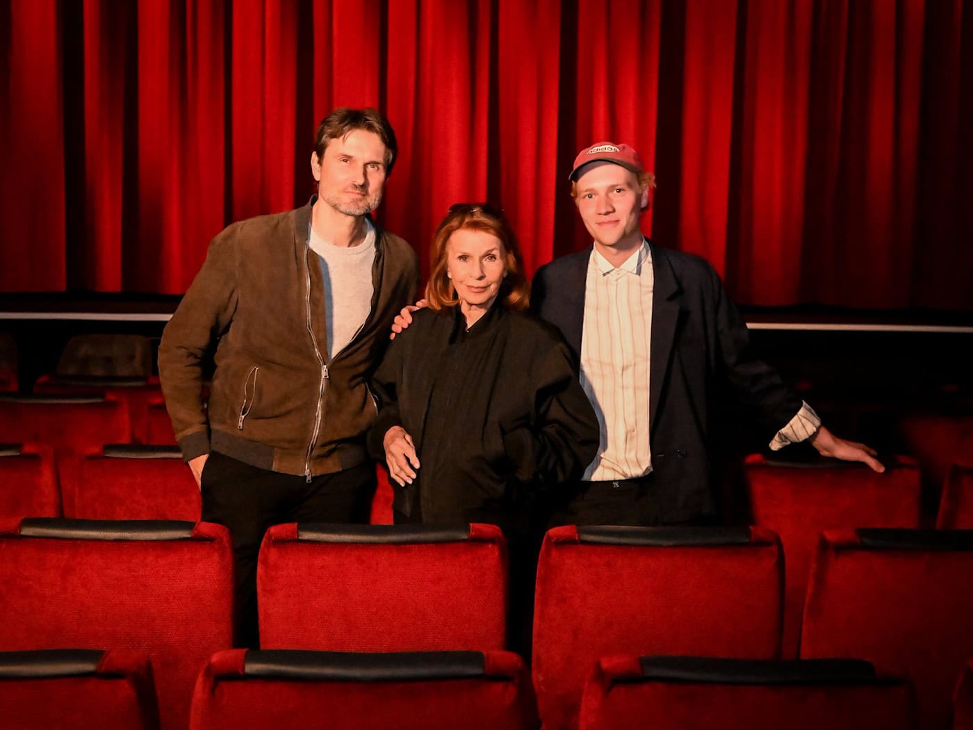 Senta Berger (M) macht Urlaub von der Reha - im Kino mit ihrem Sohn Simon Verhoeven (l) und dem Schauspieler Bruno Alexander (r).  / Foto: RONNY HEINE/Warner Bros. Entertainment GmbH/dpa