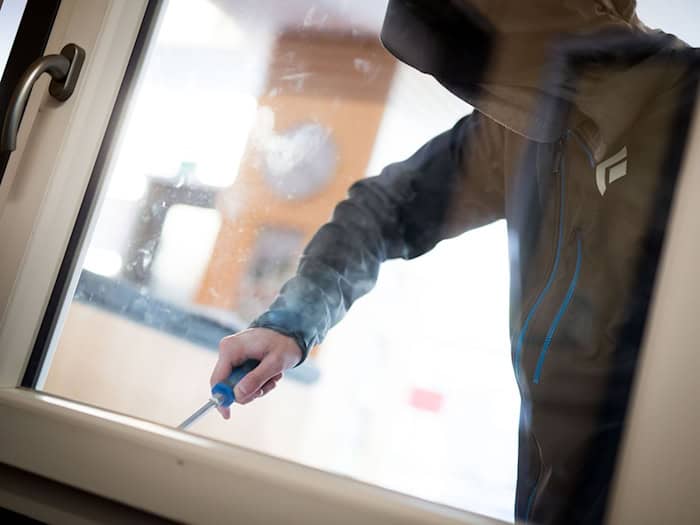 Die Krefelder Beamten fanden bei der Kontrolle im Fahrzeug Beute aus einem Einbruch in Düsseldorf. (Symbolbild) / Foto: Frank Rumpenhorst/dpa