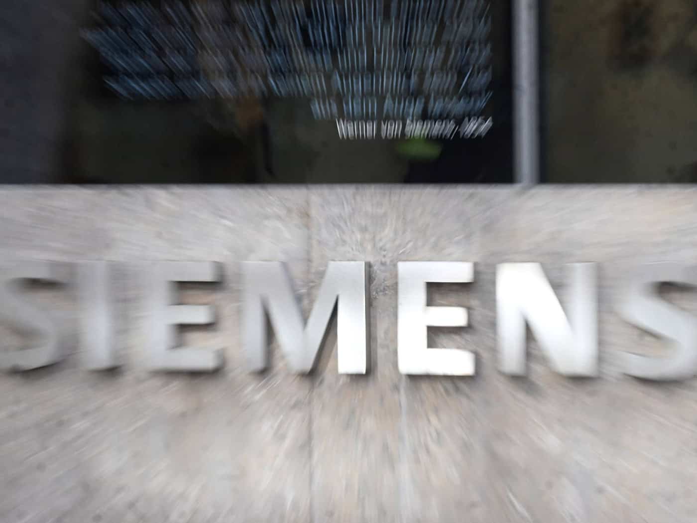 Siemens will in Amberg 200 Millionen Euro in einen Fabrik-Neubau investieren. (Symbolbild) / Foto: Felix Hörhager/dpa