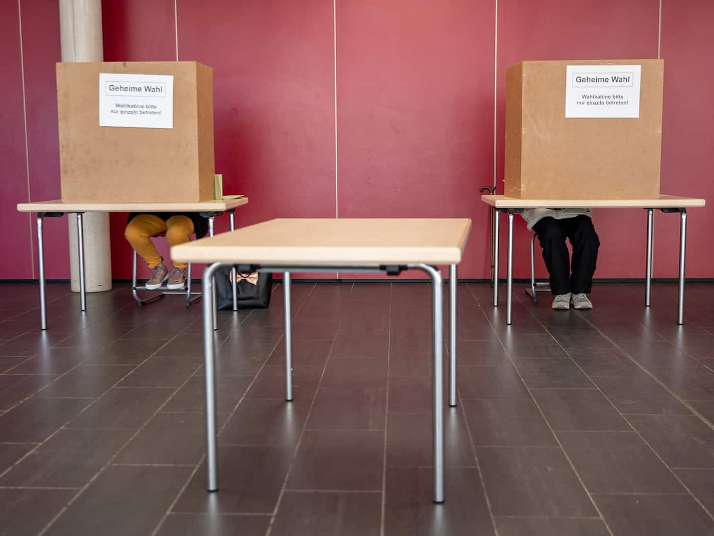 Die Wahlordnung sieht laut der Verwaltungsgemeinschaft vor, dass bei Stimmengleichheit das Los entscheidet. (Symbolbild) / Foto: Peter Kneffel/dpa