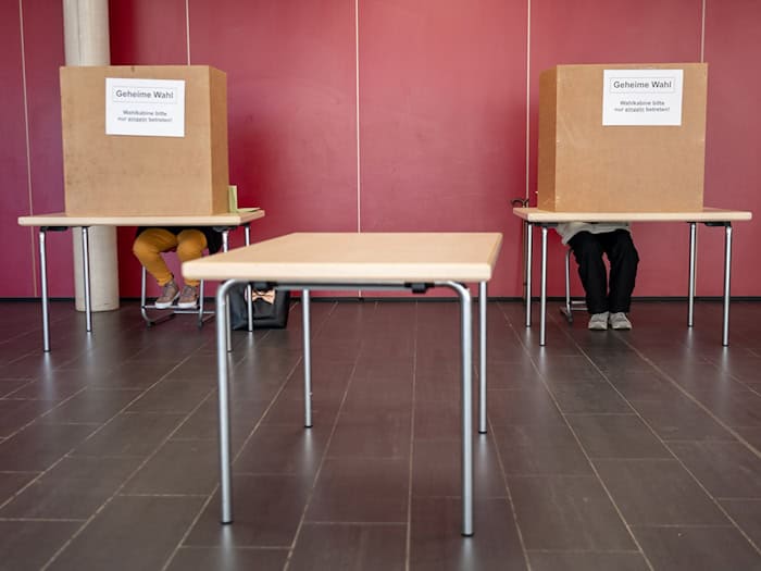 Die Wahlordnung sieht laut der Verwaltungsgemeinschaft vor, dass bei Stimmengleichheit das Los entscheidet. (Symbolbild) / Foto: Peter Kneffel/dpa