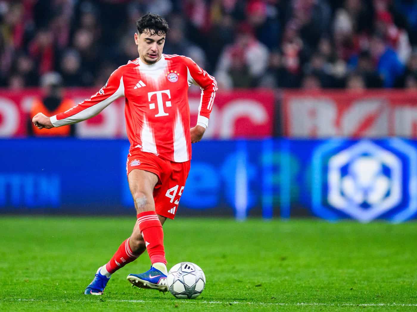 Aleksandar Pavlović trainiert wieder beim FC Bayern. (Archivbild) / Foto: Tom Weller/dpa