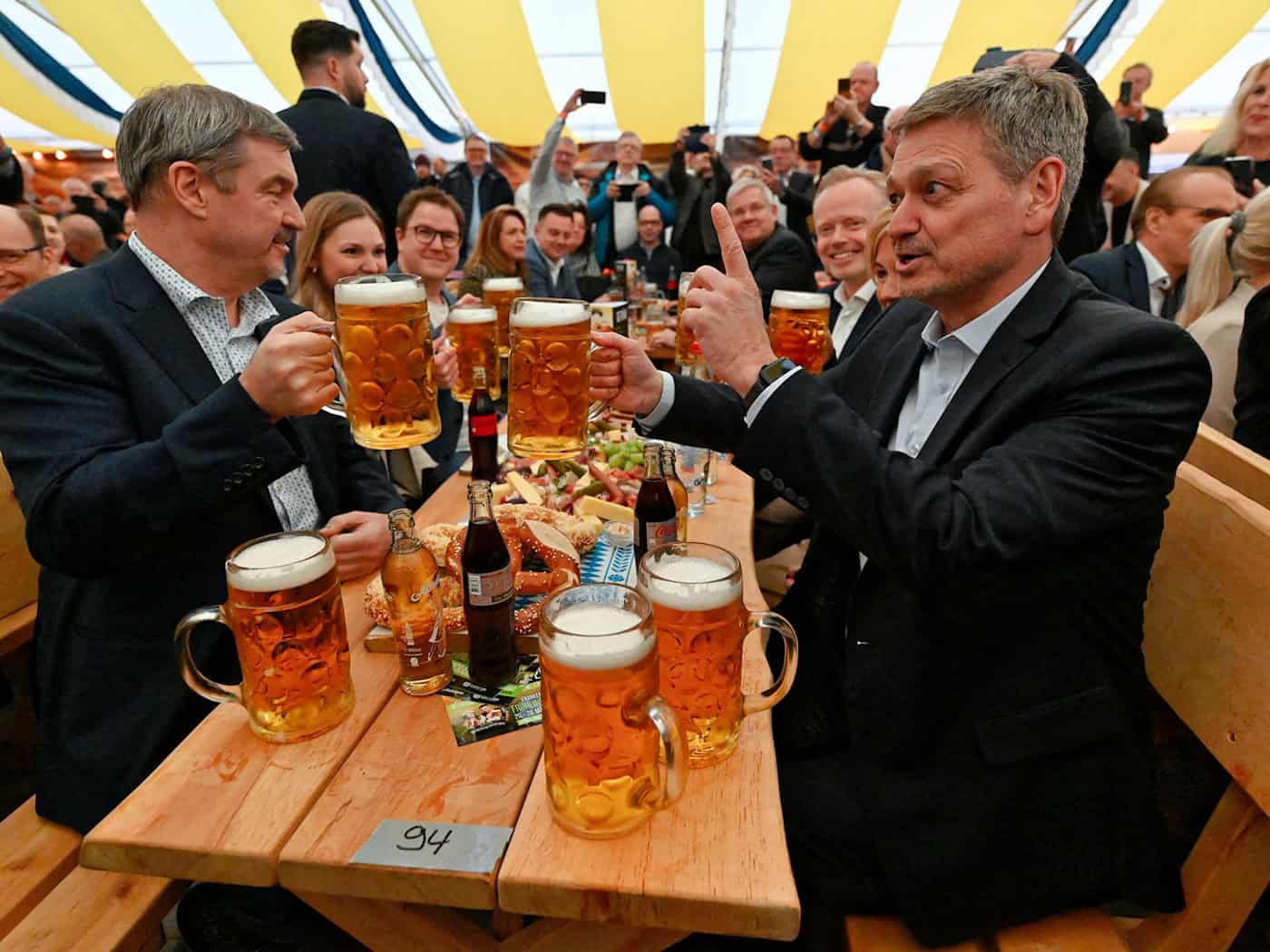 Söder (l, CSU) war nach Frankenthal gekommen, um im Landtagswahlkampf den CDU-Kandidaten Christian Baldauf (r) zu unterstützen. / Foto: Uwe Anspach/dpa