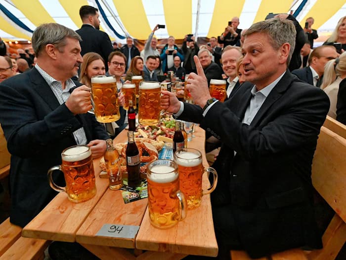Söder (l, CSU) war nach Frankenthal gekommen, um im Landtagswahlkampf den CDU-Kandidaten Christian Baldauf (r) zu unterstützen. / Foto: Uwe Anspach/dpa