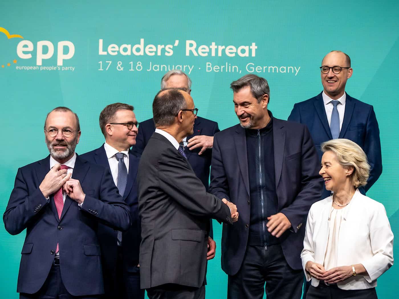 Die Parteienfamilie der EVP um ihren Vorsitzenden Manfred Weber (links) ist in Brüssel die Heimat von CDU und CSU. (Archivbild)  / Foto: Michael Kappeler/dpa