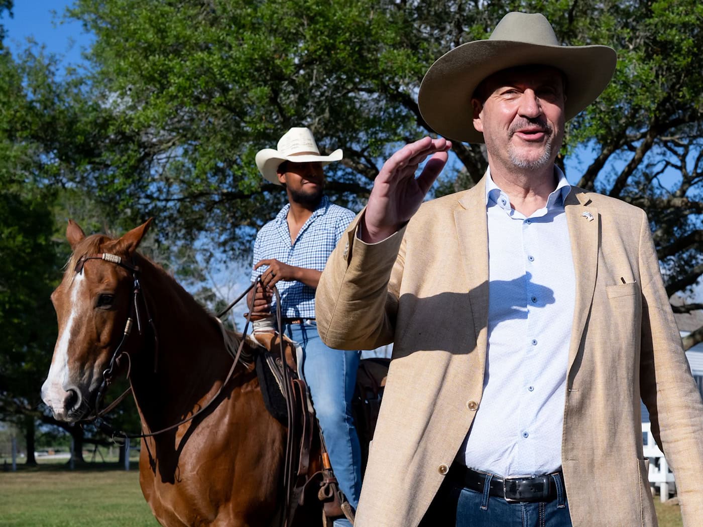 Auf der George Ranch unweit der Millionenmetropole Houston hat Bayerns Ministerpräsident Markus Söder seinen Texas-Besuch mit obligatorischem Cowboy-Hut begonnen.  / Foto: Sven Hoppe/dpa