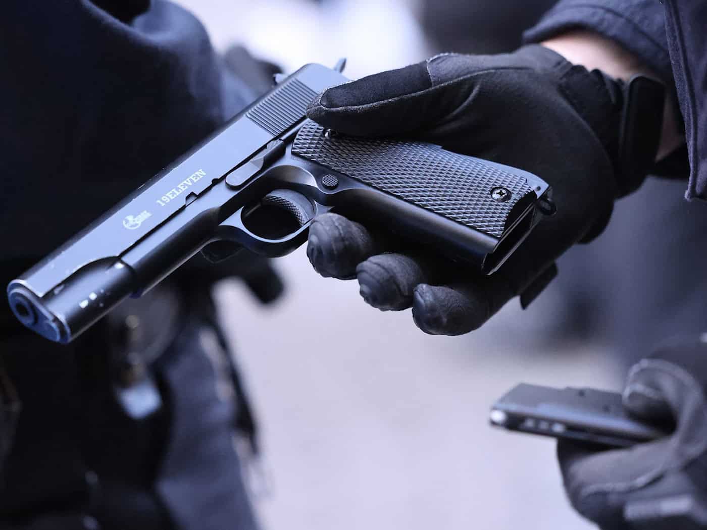 Softair-Waffen können echten Waffen täuschend ähnlich sein. (Symbolbild) / Foto: David Young/dpa