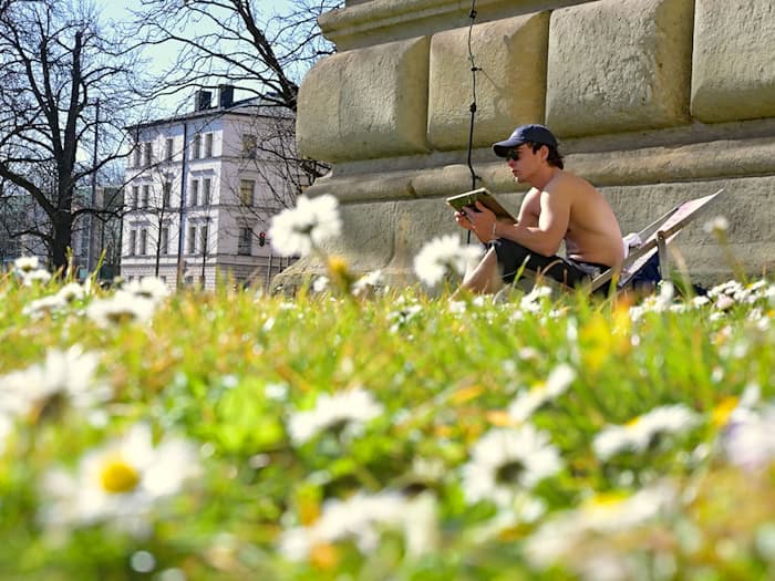 In weiten Teilen des Freistaats zeigt sich der Frühling mit Sonnenschein. / Foto: Malin Wunderlich/dpa