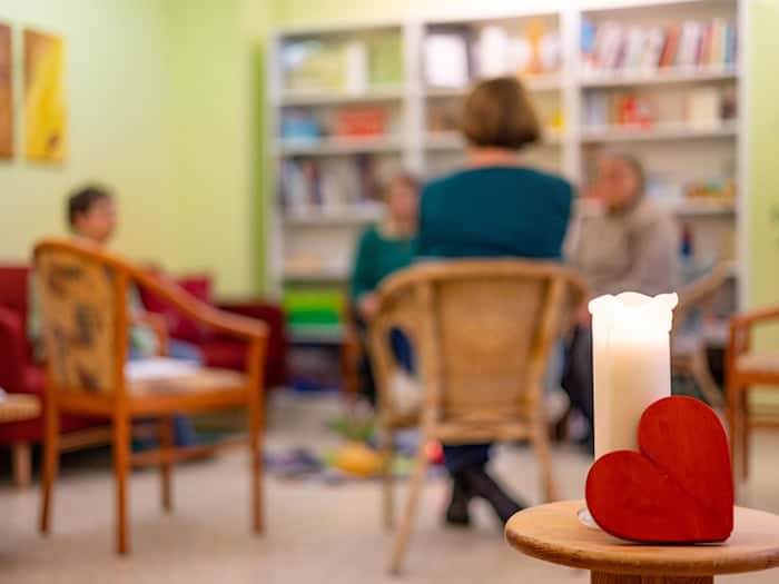 Viele Sozialarbeiterinnen und -arbeiter wirken in Beratungsstellen - doch die klagen über mangelnde finanzielle Unterstützung. (Symbolbild) / Foto: Michael Reichel/dpa