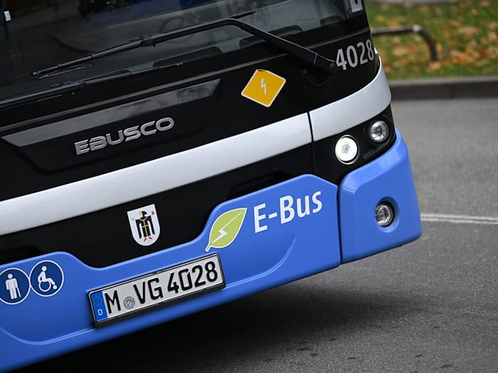 Die SPD im Landtag will den Kommunen den Kauf von E-Autos erleichtern - dazu fordert sie einen Fördertopf des Freistaates von 500 Millionen Euro. (Illustration) / Foto: Angelika Warmuth/dpa