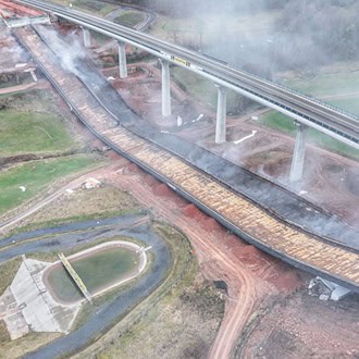 Nach der Sprengung liegen die Brückenteile am Boden. / Foto: Jason Tschepljakow/dpa
