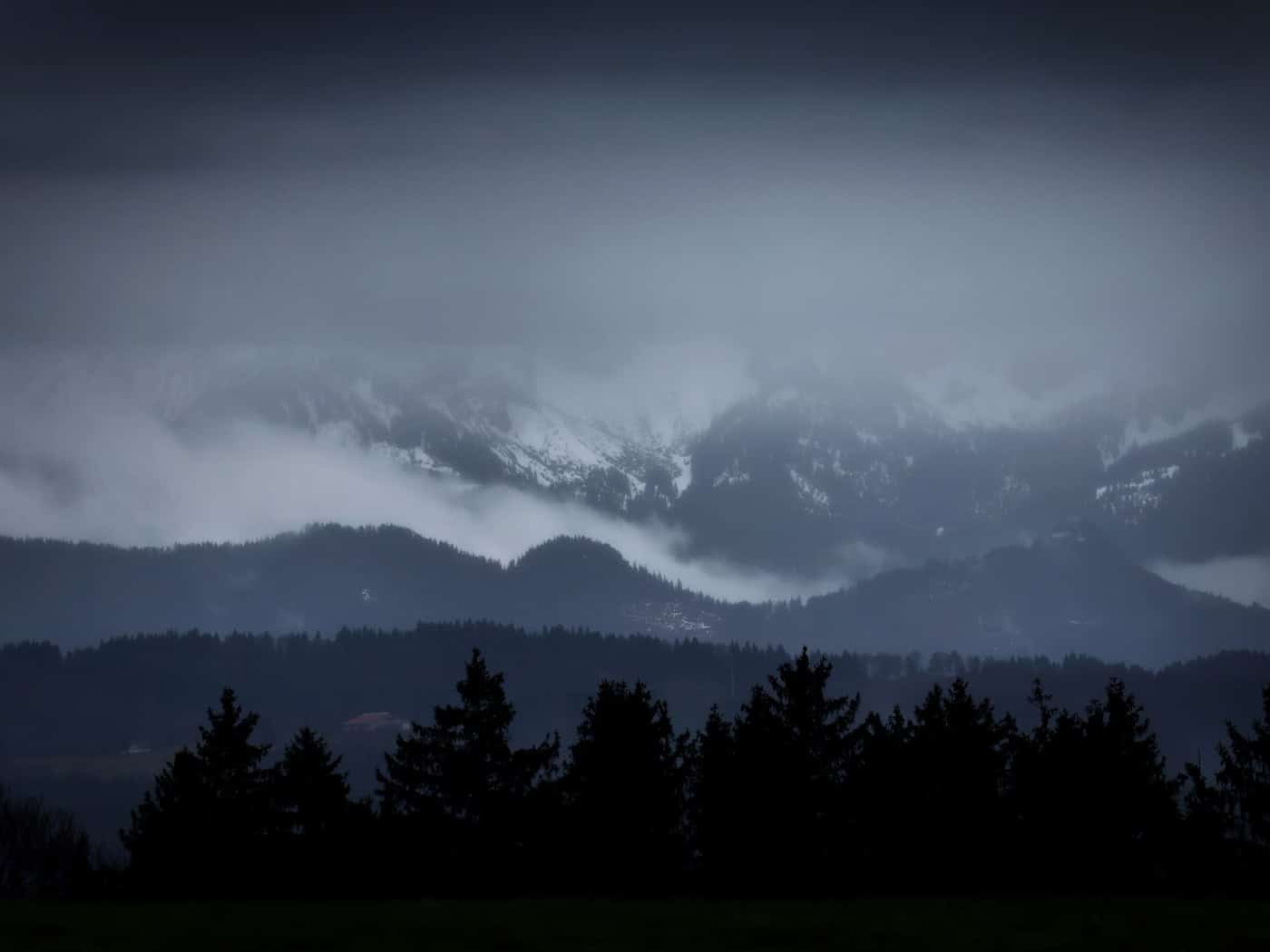 Im Allgäuer Alpenvorland war es schon am Freitagmorgen trüb. / Foto: Karl-Josef Hildenbrand/dpa