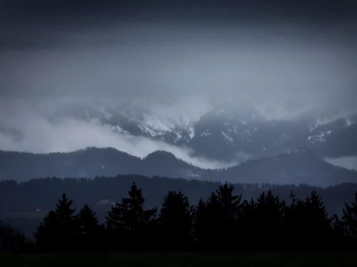 Im Allgäuer Alpenvorland war es schon am Freitagmorgen trüb. / Foto: Karl-Josef Hildenbrand/dpa