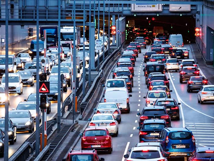 Auch ohne Tunnelsperrung herrscht gerade zu Stoßzeiten viel Verkehr auf dem Mittleren Ring. (Archivbild) / Foto: Matthias Balk/dpa