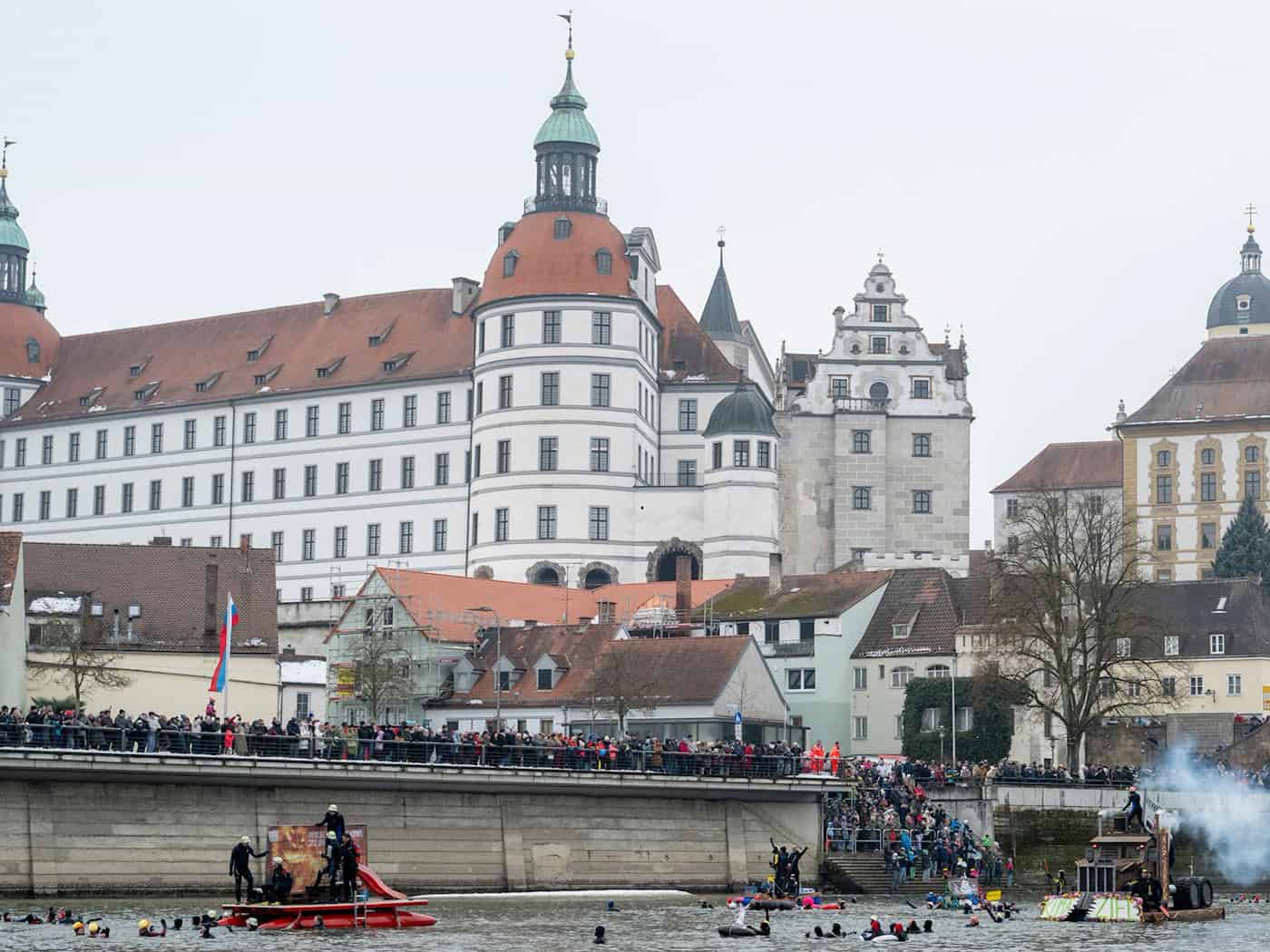 In Neuburg an der Donau gibt es im Rennen um das Oberbürgermeisteramt eine Stichwahl zwischen schwarzem und grünem Kandidaten. (Archivbild)  / Foto: Stefan Puchner/dpa