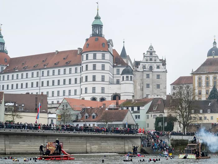 In Neuburg an der Donau gibt es im Rennen um das Oberbürgermeisteramt eine Stichwahl zwischen schwarzem und grünem Kandidaten. (Archivbild)  / Foto: Stefan Puchner/dpa