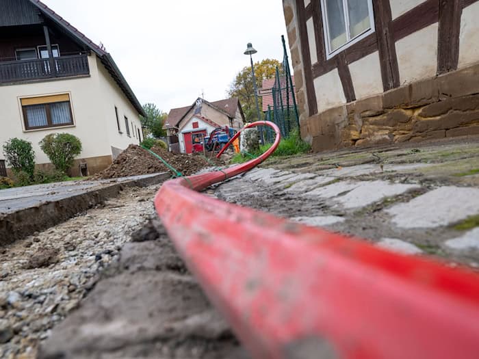Beim Glasfaserausbau liegt Bayern nach einer Studie der bayerischen Wirtschaft hinter dem restlichen Deutschland zurück. (Archivbild) / Foto: Pia Bayer/dpa
