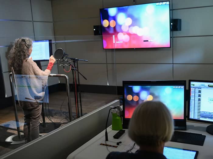 Arbeit im Synchronstudio. (Archivbild) / Foto: Jens Kalaene/dpa-Zentralbild/dpa