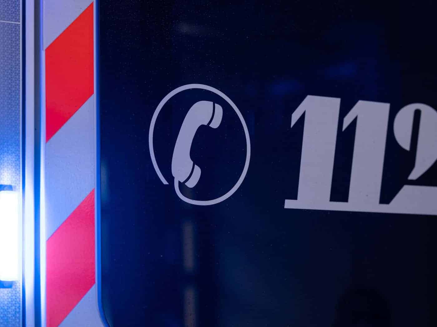 Rettungskräfte untersuchten die Frau am Ufer - sie blieb unverletzt. (Symbolbild) / Foto: Hannes P Albert/dpa