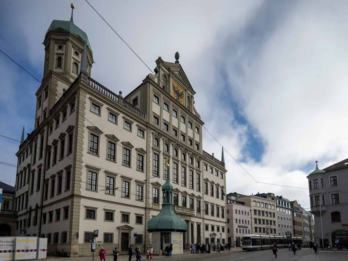Das Augsburger Rathaus könnte künftig wieder von einem Sozialdemokraten regiert werden. (Archivbild) / Foto: Stefan Puchner/dpa