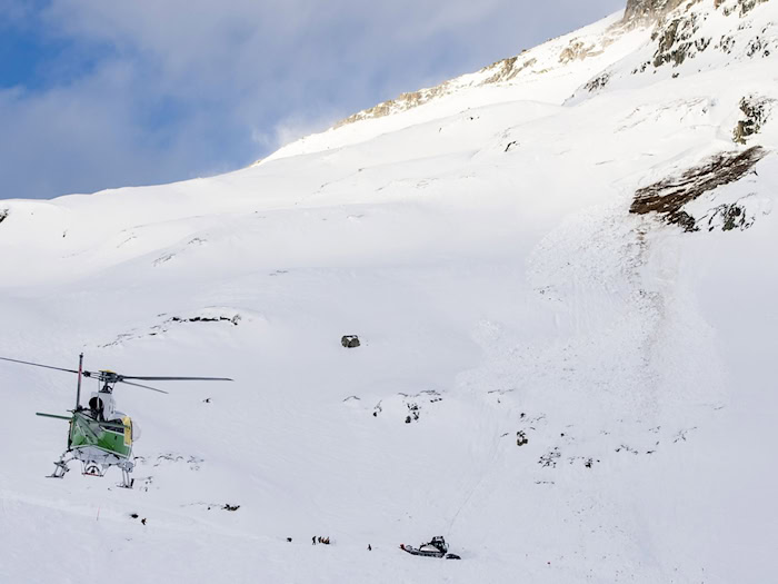 Ein 64 Jahre alter Skitourengeher aus dem Raum Berchtesgaden hatte Glück im Unglück - ein Schneebrett hat ihn nur zum Teil verschüttet, er konnte gerettet werden. (Symbolbild) / Foto: Urs Flueeler/KEYSTONE/dpa