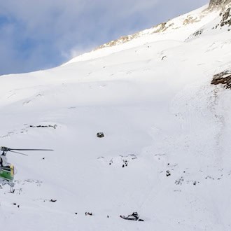 Ein 64 Jahre alter Skitourengeher aus dem Raum Berchtesgaden hatte Glück im Unglück - ein Schneebrett hat ihn nur zum Teil verschüttet, er konnte gerettet werden. (Symbolbild) / Foto: Urs Flueeler/KEYSTONE/dpa