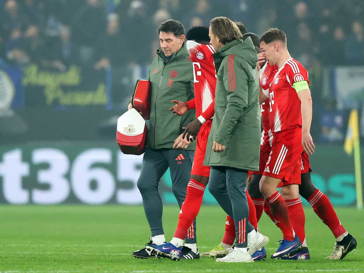 Davies muss verletzt raus.  / Foto: Jan Woitas/dpa